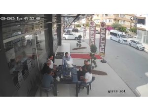 Sohbet masasına düşen davetsiz misafir kısa süreli paniğe neden oldu