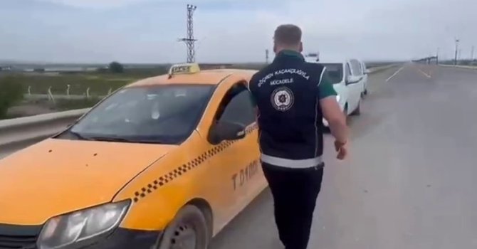 Ticari taksiyle göçmen kaçıran 2 sürücüye 334 bin 500 TL ceza