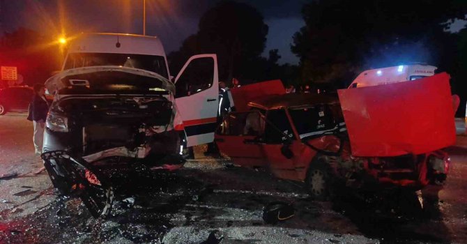 Manavgat’ta tur minibüsü ile otomobil çarpıştı: 4 yaralı