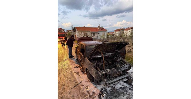 Motor kısmında çıkan yangın otomobili küle çevirdi
