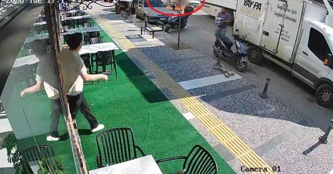 Bir anda patlayıp alev topuna dönen araçtan atlayıp canlarını zor kurtardılar