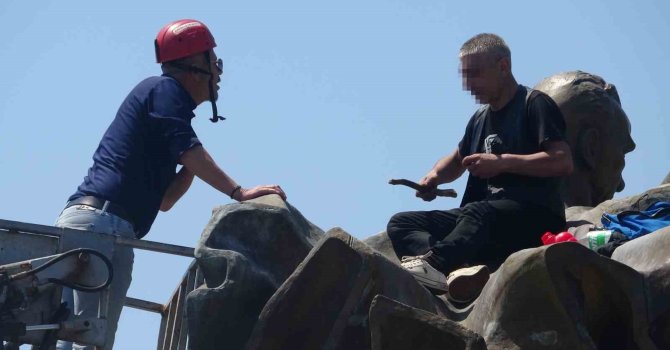 Anıtın tepesinde kulaklık takıp dans etti yanına kimseyi yaklaştırmadı