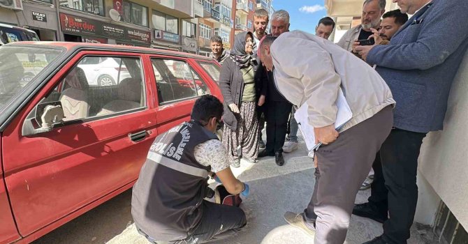 Kadının kapıda unuttuğu çantadaki altın ve paraları çaldılar