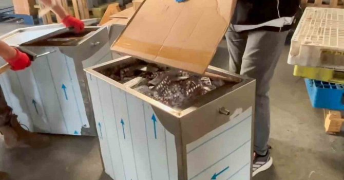 Metal kolilerden binlerce sentetik hap çıktı: 2 kişi tutuklandı