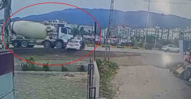 Beton mikserin metrelerce sürüklediği otomobil sürücüsü yaralandı