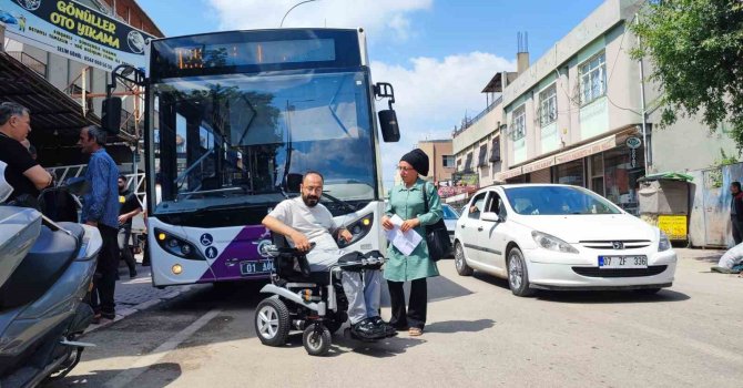 Engelli vatandaş belediye otobüsüne polis eşliğinde binebildi