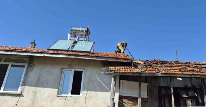 Burdur’da çıkan yangında ev ve ahır zarar gördü