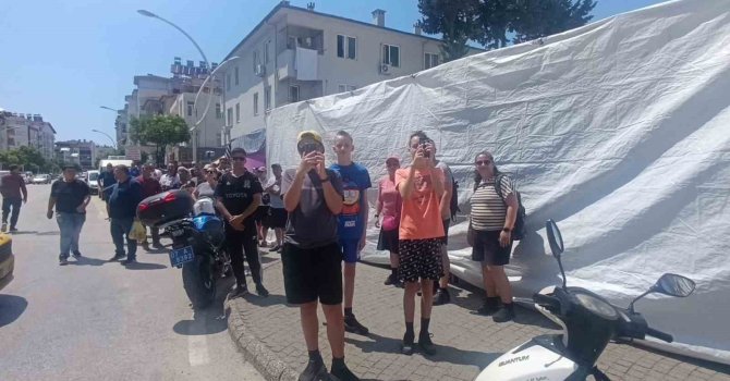 Turistler pazar alışverişini bırakıp yangın görüntüleme yarışına girdi