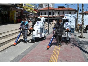 Akülü süpürgeler Isparta sokaklarında