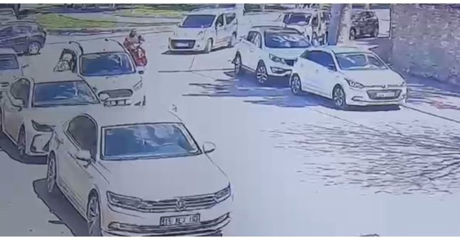 Elektrikli bisiklet park halindeki otomobile çarptı