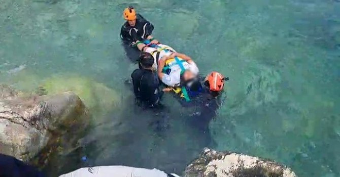 Kayalıklardan düşerek yaralanan şahıs için ekipler alarma geçti