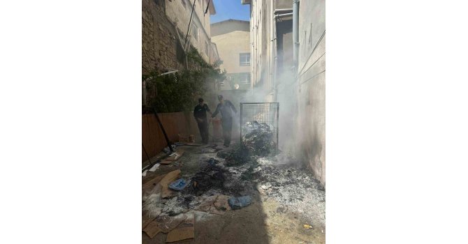 Adana’da polis ekiplerinin müdahalesi yangının büyümesini önledi