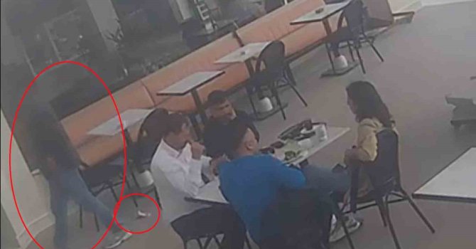 Sahilde aradığı parasını kafede düşüren vatandaşın o anları kameraya yansıdı