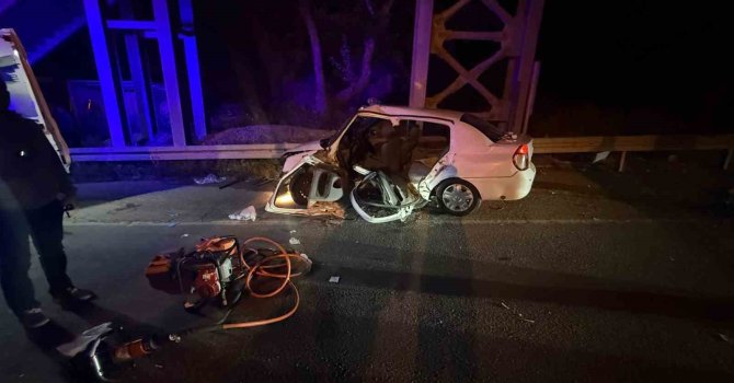 Dönüş yapmak isteyen otomobile hafif ticari aracın ok gibi saplandığı kaza kamerada