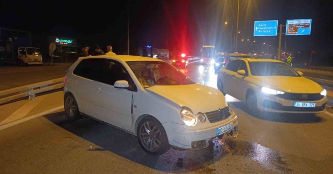 Seyir halindeki otomobil bariyerlere çarptı: 2 yaralı