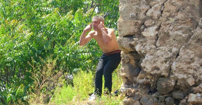 Önce anıta ardından tarihi surlara çıktı, karnı acıkınca çorbayla ikna edildi