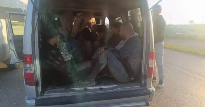 Hafif ticari araca 10 göçmen sığdıran insan tacirine 100 bin TL ceza