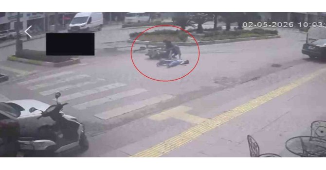 Yaya geçidini kullanan bisiklete motosiklet çarptı: 2’si çocuk 3 yaralı