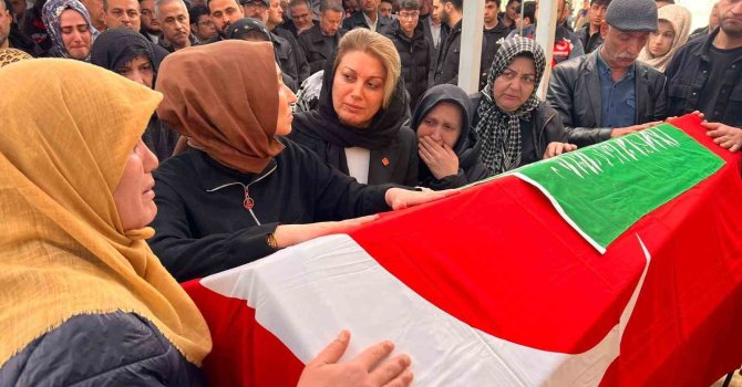 11 yaşındaki Almina’nın son yolculuğunda annenin ağıtları yürek yaktı