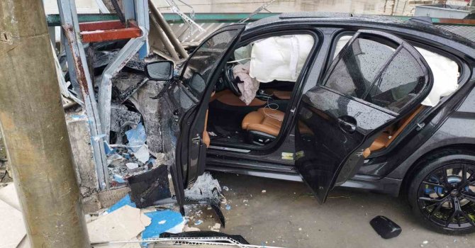 Burdur’da otomobil yoldan çıktı: 2 yaralı