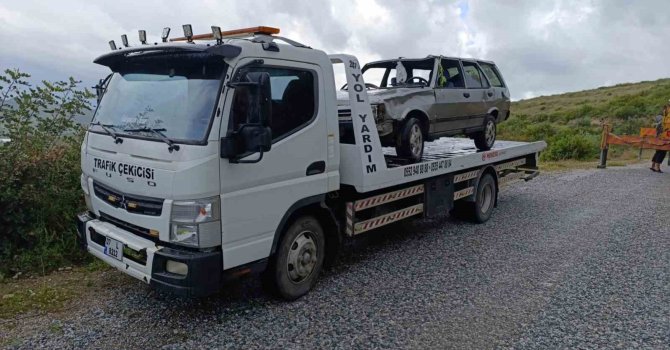 Manavgat’ta 40 metrelik şarampole uçan araçtaki 2 kişi yaralandı