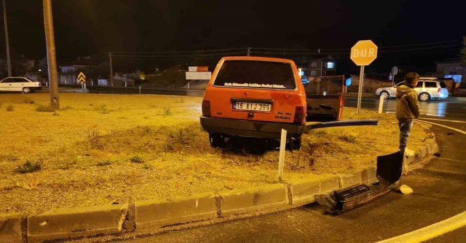 Isparta’da iki otomobil kavşakta çarpıştı