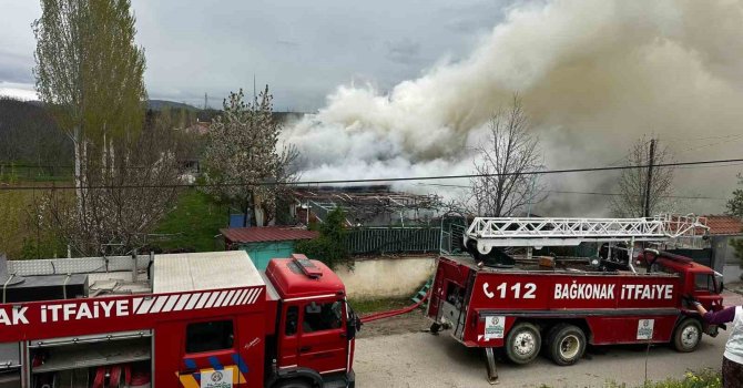 Isparta’da iki katlı ev, çıkan yangında zarar gördü