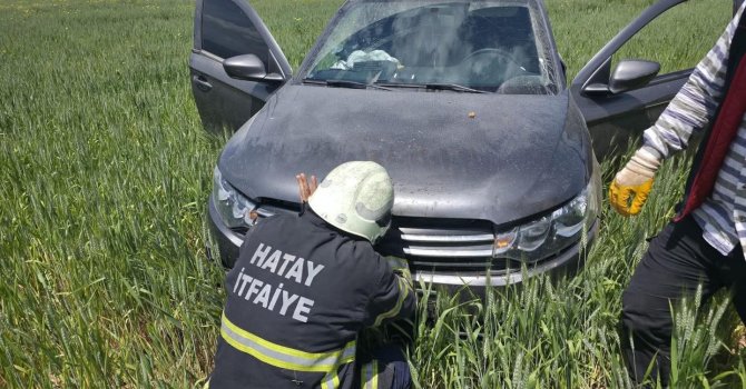 Hassa’da tarlaya uçan otomobilin sürücüsü yaralandı