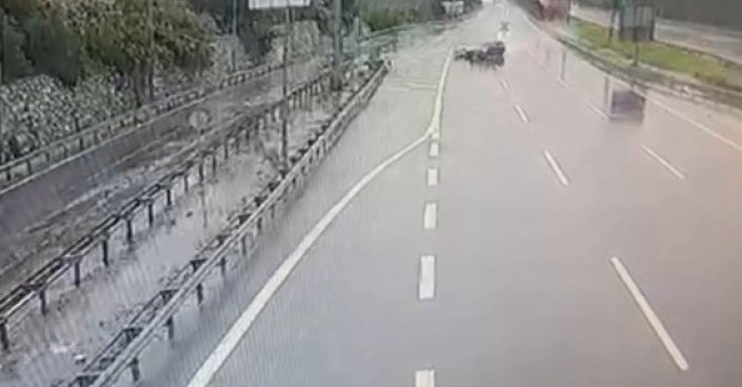 Otomobil bariyerlere ve araca çarptı