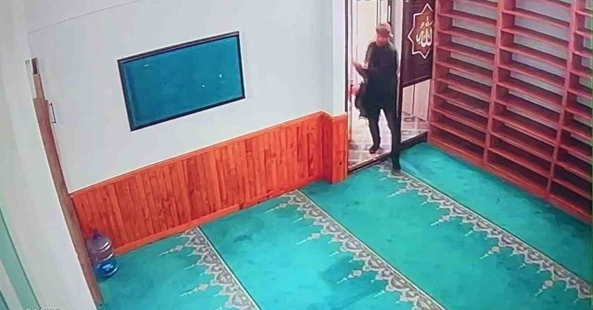 Caminin sadaka kutusundan hırsızlık kamerada