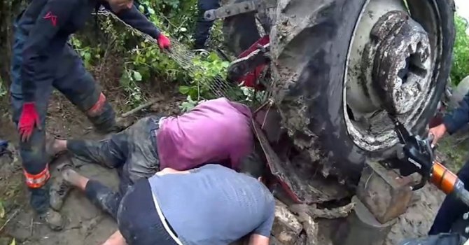 Mersin’de devrilen traktörün sürücüsü 1 saatlik çalışmayla kurtarıldı