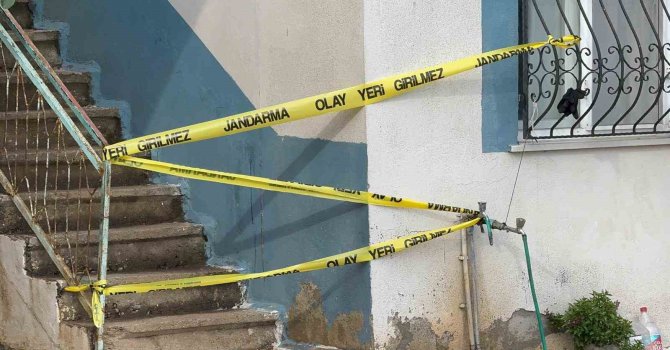 Mersin’de ölen 2 kardeşin cenazeleri adli tıpa gönderildi, evdeki ilk inceleme tamamlandı