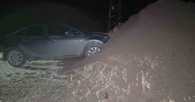 Önlem alınmadan yola dökülen toprak yığını gece karanlığında kazaya neden oldu