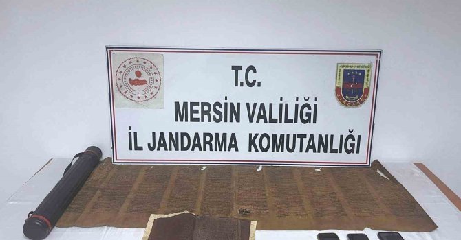 Mersin’de tarihi eser operasyonu: Tevrat ve el yazması eser ele geçirildi