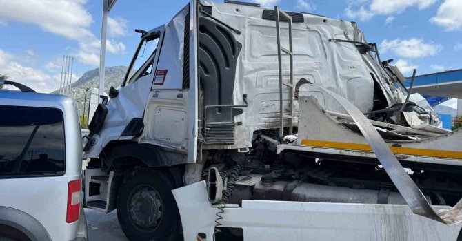 Burdur’da tır, kamyona çarptı: 1 yaralı