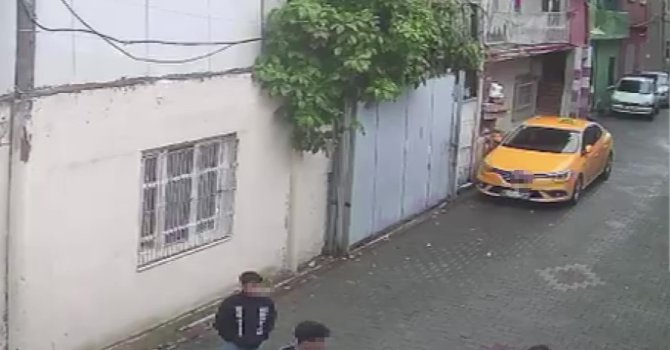 Sokakta yaşayan adamı yumruklayan çocuğa ev hapsi cezası