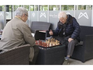 Mersin’de emekliler dolu dolu günler geçiriyor