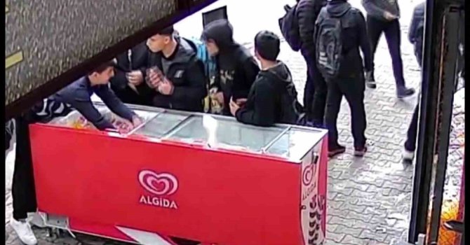 Öğrenciler dondurmaları montlarına gizleyip çaldı
