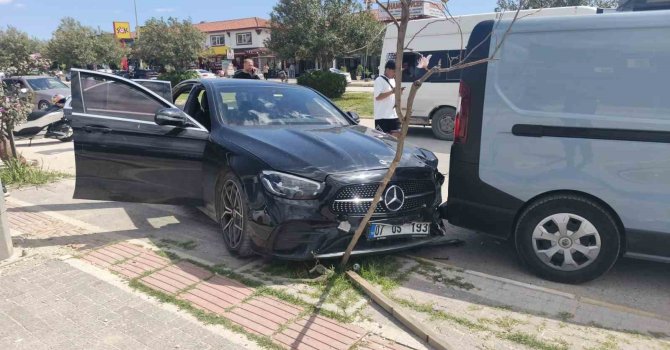 Antalya’da minibüs park halindeki araca çarptı: 4 yaralı