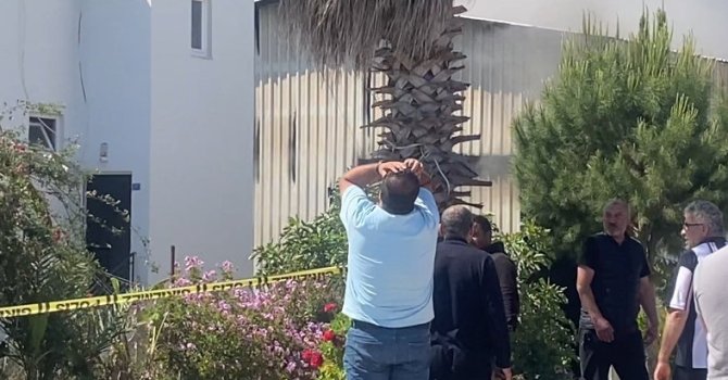 Ayakta durmakta güçlük çekti, deposunun yanışını gözyaşlarıyla izledi