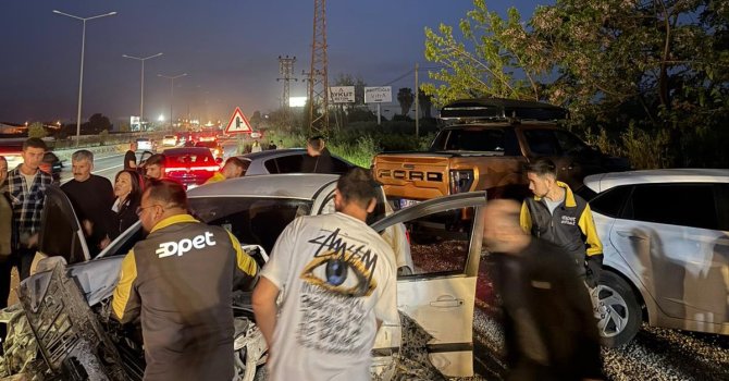 Antalya’da kontrolden çıkan otomobil park halindeki araçları hurdaya çevirdi: 4 yaralı