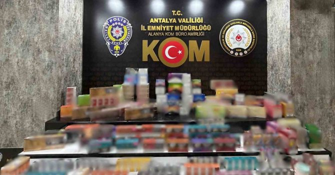 Antalya’da kaçakçılık operasyonlarında silah ve kaçak ürünler ele geçirildi