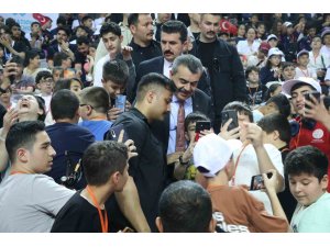 Bakan Tekin: "100 ortaöğretim öğrencisinin 43’ü mesleki eğitime kayıt yaptırdı"