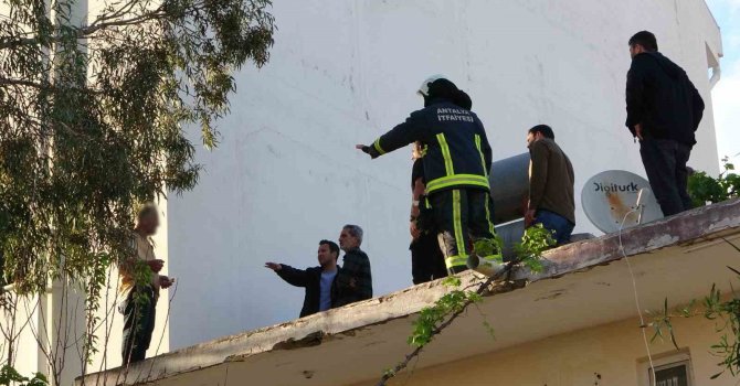 Çatıya çıkıp üzerine benzin döktü gazeteci oyaladı polis yakaladı