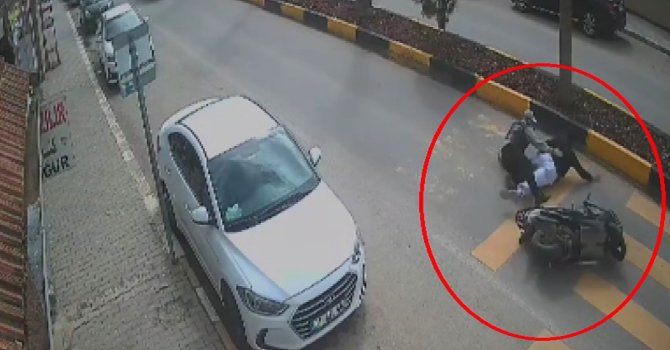 Motosikletteki 2 kişinin yere savrulduğu anlar kamerada