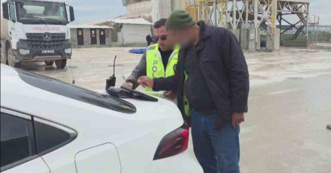 Yola beton döke döke ilerleyen beton mikserine ceza