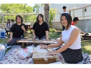 Kozan’da öğrenciler bahar şenliğinde şalvar giyip Adana sıkması pişirdi