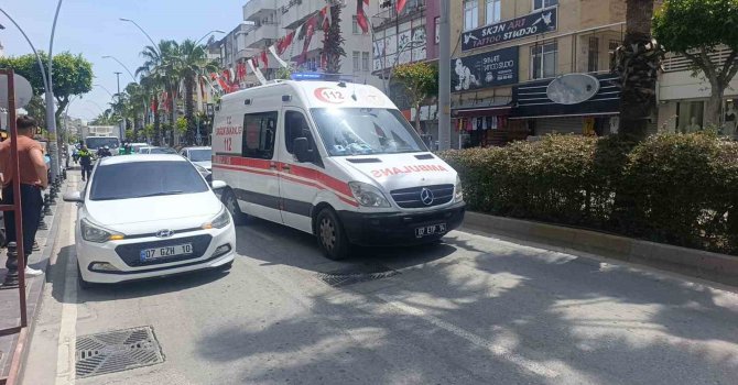 Antalya’da yaya geçidinden geçmeye çalışan Alman turistin ayağını otomobil ezdi