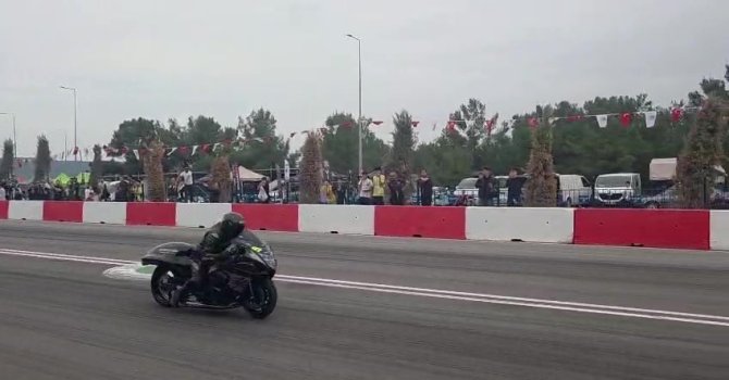 Motodrag yarışlarında bariyerlere çarpan motosikletin sürücüsü yaralandı
