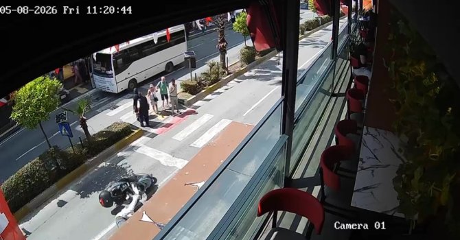 Yaya geçidinde devrilerek sürüklendi